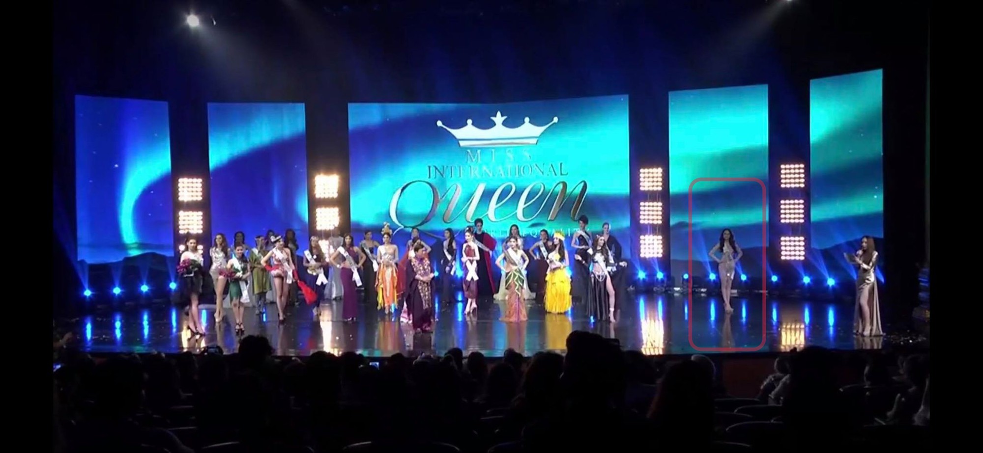 Khoảnh khắc Hương Giang một mình trong góc tối rồi toả sáng trên sân khấu với giải Tài năng đang hot trên mạng xã hội